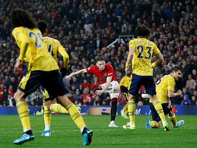 MU phản công ghi bàn: SAO trẻ ”nã đại bác” quá hiểm, thủ môn Arsenal bó tay
