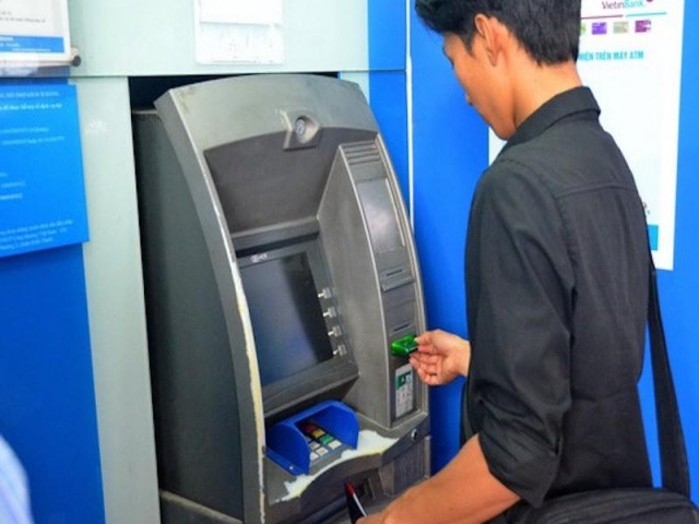 Bất ngờ giảm phí ATM, chuyển tiền nhanh