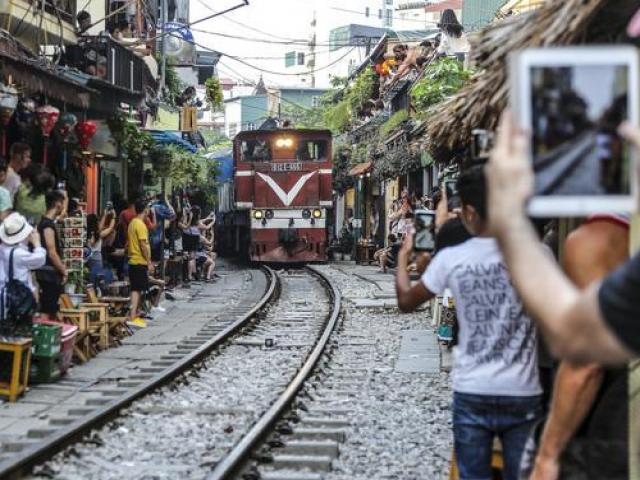 Lái tàu kể phút thót tim, hãm khẩn cấp chờ khách ở điểm ”cà phê đường tàu”