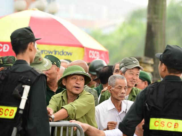 Nhiều người xưng thương binh phản ứng dữ dội trước cổng VFF vì... không mua được vé