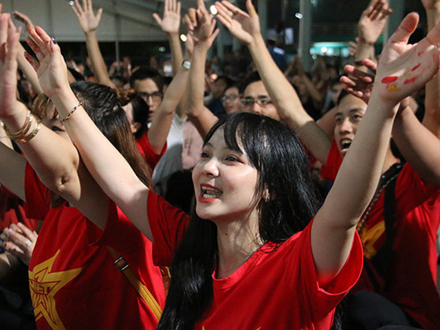 Ngất ngây vì Quang Hải, fan nữ xinh tại TP.HCM vẫn tiếc điều gì ở ĐT Việt Nam?