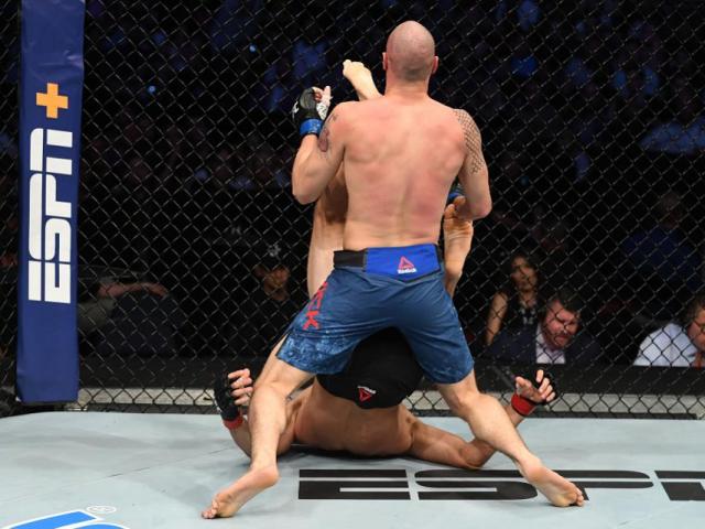 Võ sỹ UFC làm điều chưa từng có: Thua 99% vẫn tung đòn khiến đối thủ bất tỉnh