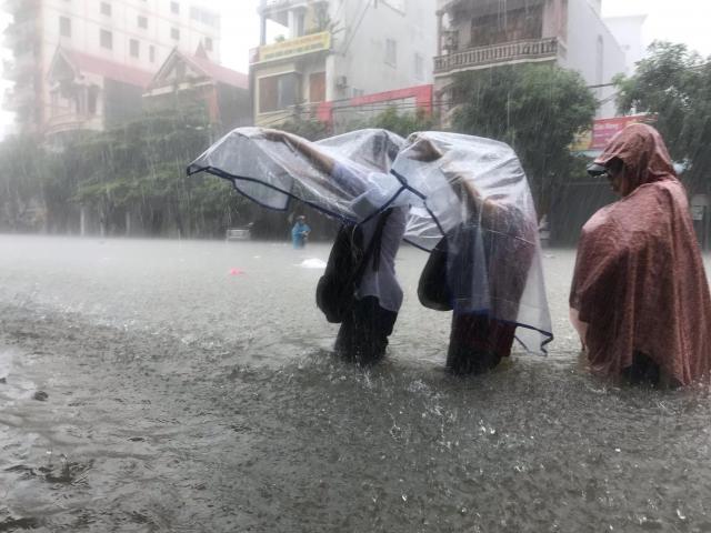 Mưa trắng trời, TP Vinh “biến” thành sông, học sinh lội nước ngang bụng về nhà