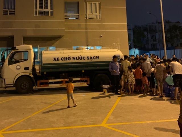 Vụ nước sạch Hà Nội có mùi lạ: Trong 5 tiếng, 2.000 cuộc gọi xin hỗ trợ cấp nước