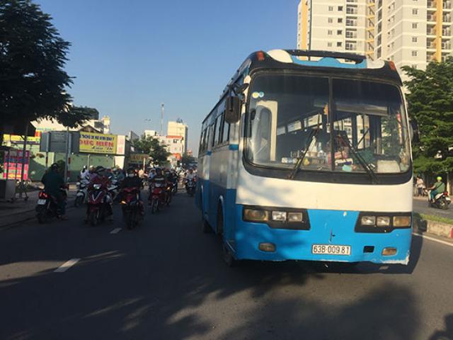 Chồng bị xe đưa đón học sinh tông tử vong, vợ khóc ngất tại hiện trường