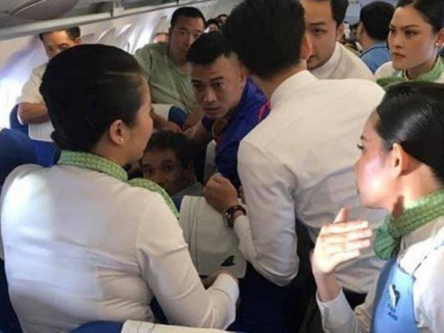 Một nữ hành khách co giật, cắn lưỡi trên máy bay