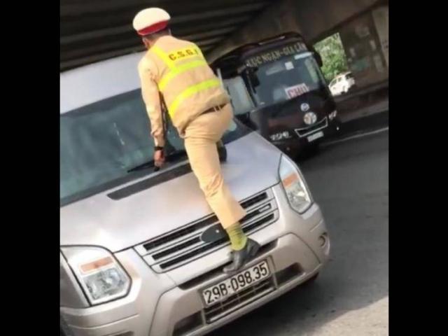 CSGT Bắc Ninh nhảy lên đầu xe, túm cần gạt để dừng xe vi phạm