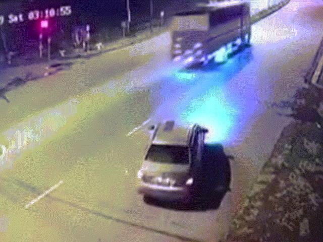 Clip: Khoảnh khắc xe khách đâm taxi khiến 3 người tử vong