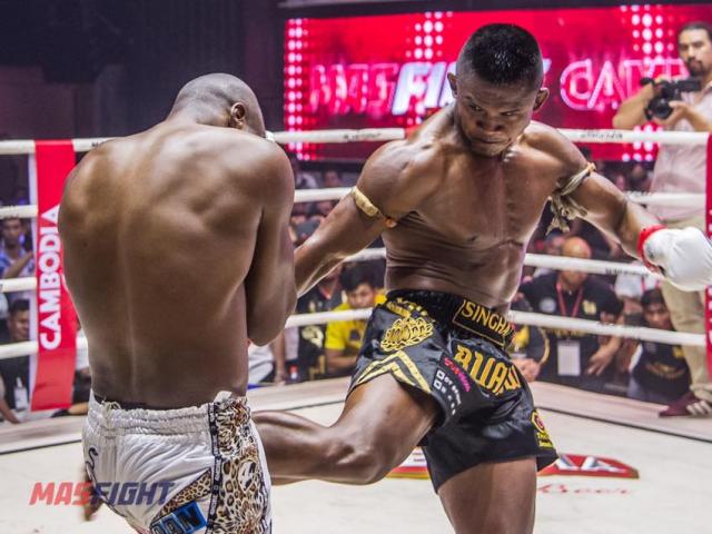 ”Thánh Muay” Buakaw lên võ đài ”sinh tử”: Đấm gục võ sỹ 2 lần vô địch thế giới