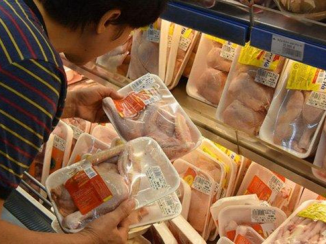 Gà đông lạnh ồ ạt về Việt Nam, giá thịt gà trong nước có bị ảnh hưởng?