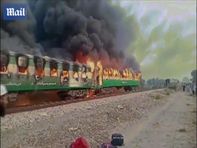 Pakistan: Tàu hỏa bốc cháy ngùn ngụt, ít nhất 70 người chết thảm