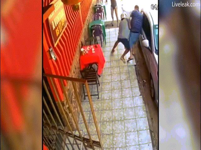 Brazil: Vào quán cà phê cướp đụng ngay cặp đôi có súng, bị bắn chạy trối chết