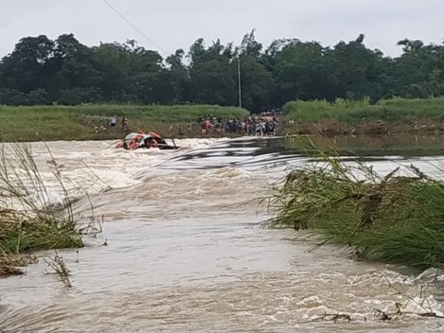 Kinh hoàng 5 người bị lật đò trên sông Trà Khúc