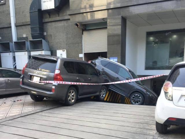 Xe Lexus đâm hàng loạt ô tô, Mazda Cx5 “treo” lơ lửng giữa lối vào tòa nhà