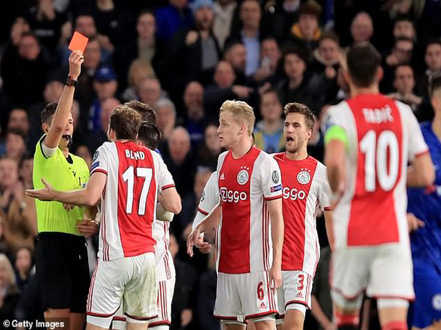 Tranh cãi cúp C1: Ajax bị 2 thẻ đỏ trong 1 phút, trọng tài có thiên vị Chelsea?