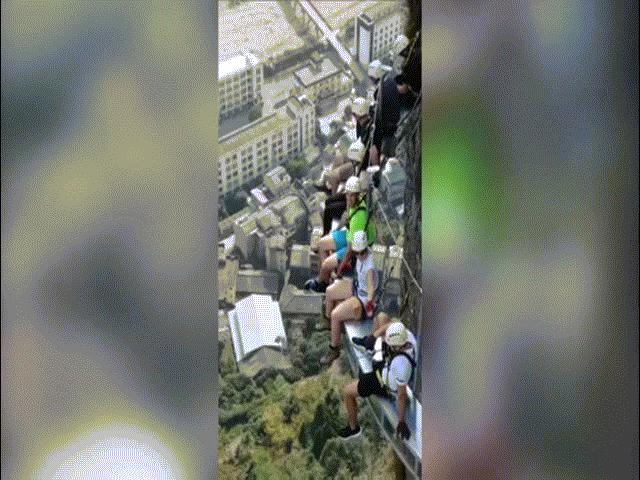 Video: Thót tim cây cầu rộng nửa mét, cheo leo trên vách núi cao