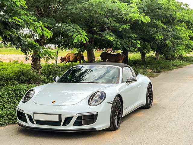 Soi hàng độc nhất Porsche 911 Targa 4 GTS tại TP.HCM