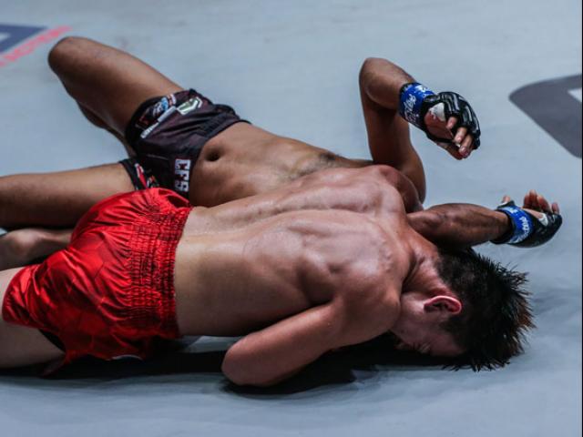 Đòn MMA đáng sợ ở võ đài châu Á: ”Siết cổ tam giác” khiến đối thủ cạn oxy