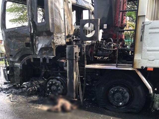 Va chạm với xe tải, tài xế xe máy bị lửa thiêu tử vong