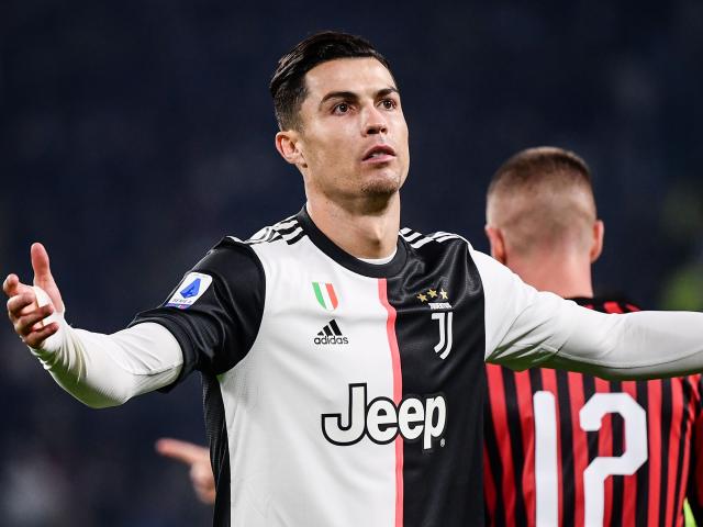 Ronaldo chửi thề xúc phạm HLV Sarri: Juventus hớ nặng dễ vỡ mộng ăn 3