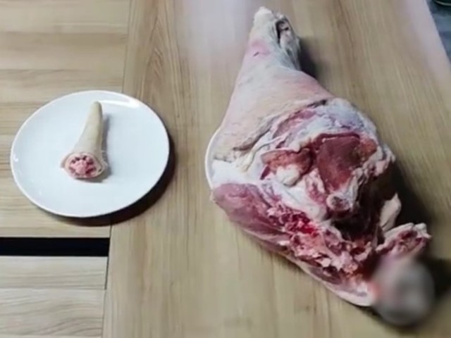 Thịt lợn siêu đắt đỏ, sếp lớn dùng làm phần thưởng “khủng” cho nhân viên