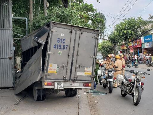 Trộm xe tải gây tai nạn liên hoàn khi tẩu thoát ở Thủ Đức