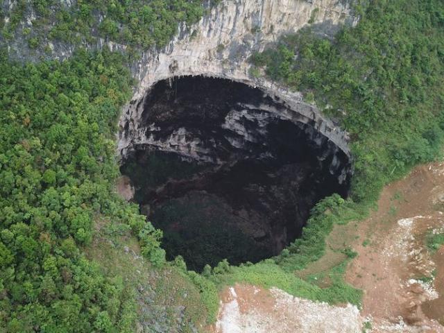 Trung Quốc phát hiện ra hang động nguyên thủy bí ẩn
