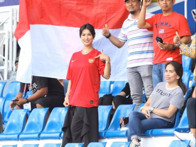 Cực nóng bên lề SEA Games: U22 VN bất ngờ vì SAO siêu VIP, Maria Ozawa gây xôn xao