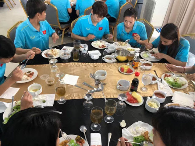 Đội tuyển nữ thiếu thức ăn, HLV Mai Đức Chung trấn an: ”Hôm nay đã có thịt bò, cá hồi”