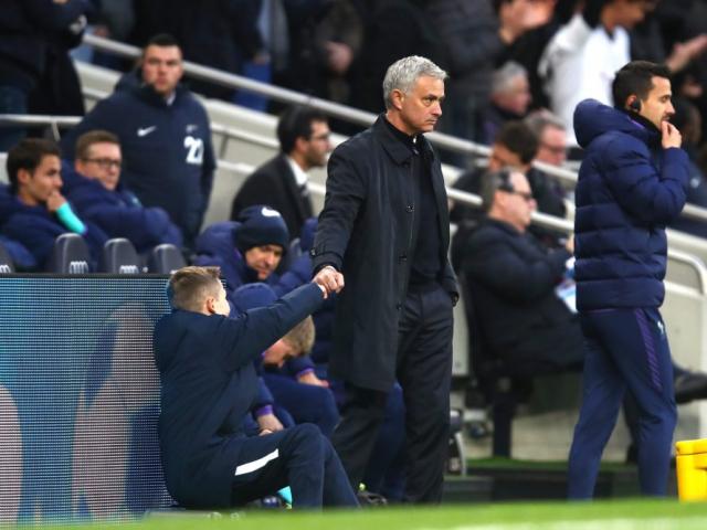 Tottenham hồi sinh: Mourinho tạo kỳ tích, ăn mừng kiểu ”Người đặc biệt”