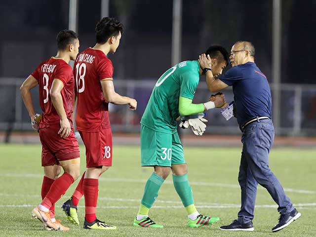 Hòa U22 Thái Lan đau tim, thầy Park làm gì với thủ môn Văn Toản sau trận?