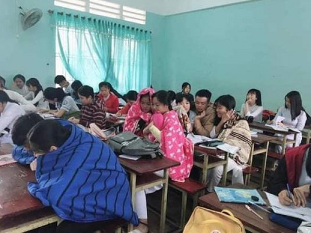 Chùm ảnh học sinh mang chăn đến lớp chống rét khi trời trở lạnh