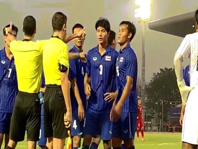 Cầu thủ Thái Lan quát trọng tài: ”Ông là người Việt Nam đúng không?”