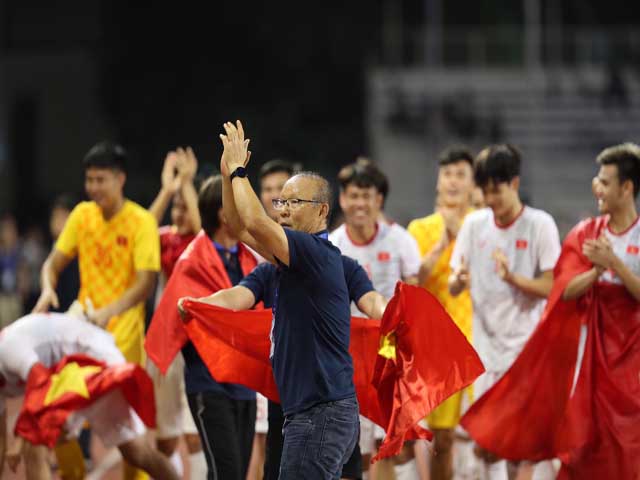 Hoàng Đức tỏa sáng SEA Games: Thầy Park âu yếm, hạnh phúc trào dâng