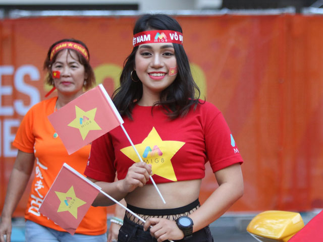 ”Bóng hồng” đến sân cổ vũ U22 Việt Nam giành Vàng SEA Games hút hồn triệu fan