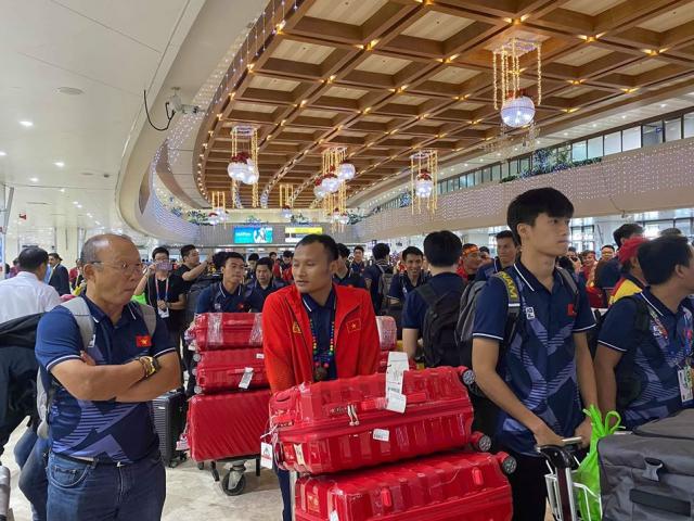 TRỰC TIẾP: Đội tuyển nữ và U22 Việt Nam đã lên chuyên cơ chở đầy ”vàng” về nước