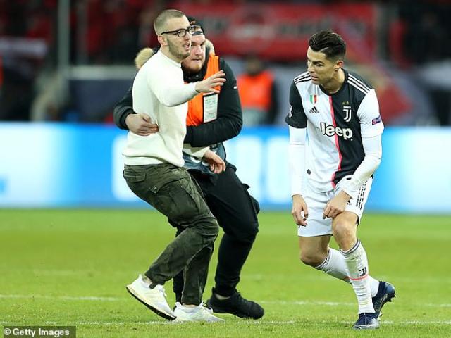 Ronaldo đáp trả cực gắt khi bị fan cuồng bóp cổ ở Champions League