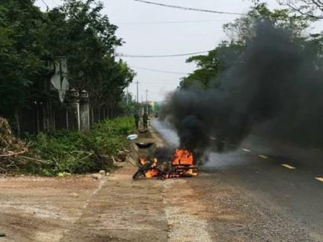 Hẹn nhau huyết chiến, trai làng chém đối thủ bị thương rồi châm lửa đốt luôn xe máy