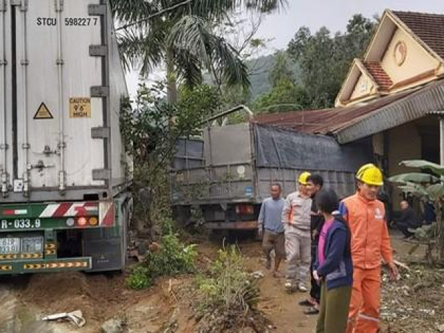 Hai xe tải đâm sập nhà dân, cả gia đình may mắn thoát chết