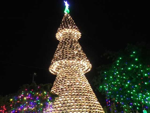 Độc đáo cây thông Noel được làm từ hơn 2 nghìn chiếc nón lá