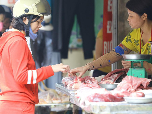 Gần Tết, bà nội trợ càng rầu vì giá heo tăng