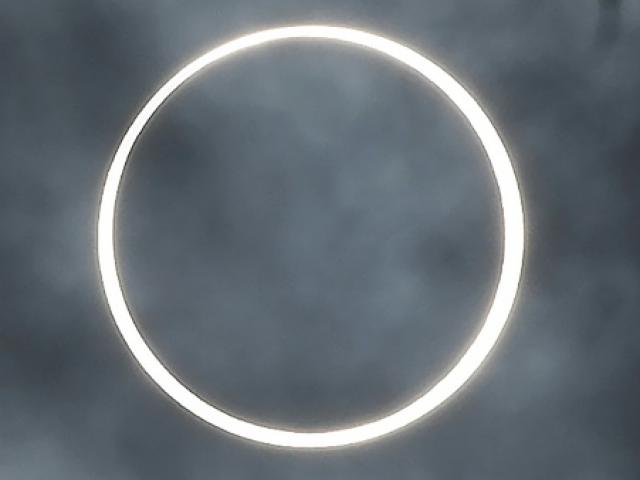 Người dân châu Á phấn khích khi thấy nhật thực “vòng tròn lửa” siêu hiếm