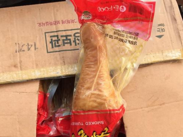 Hà Nội: Phát hiện 25 tấn đùi gà tây hun khói Hàn Quốc chảy nước, hôi thối