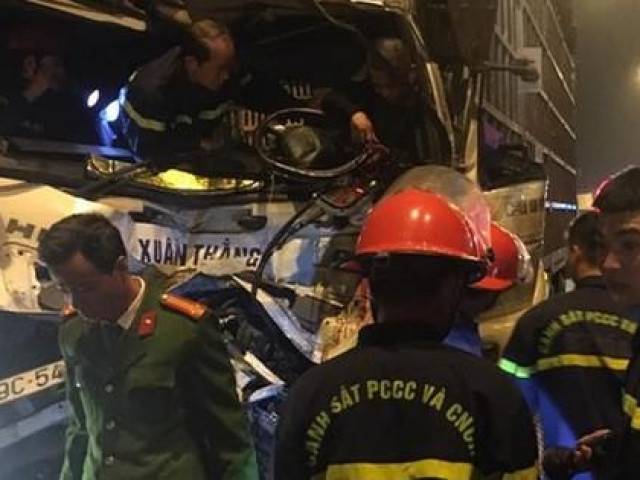 Cảnh sát cắt cabin giải cứu tài xế xe tải bị thương nặng gục trên vô lăng