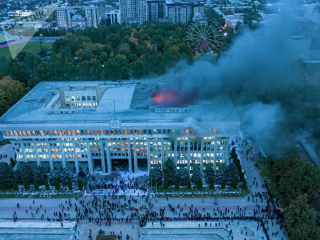 Người biểu tình ”chiếm giữ” Nhà Trắng Kyrgyzstan, lửa lớn bùng cháy 