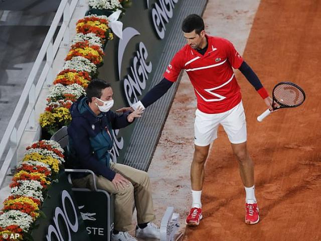 Djokovic lại đánh bóng vào mặt trọng tài Roland Garros: Hú vía thoát nạn