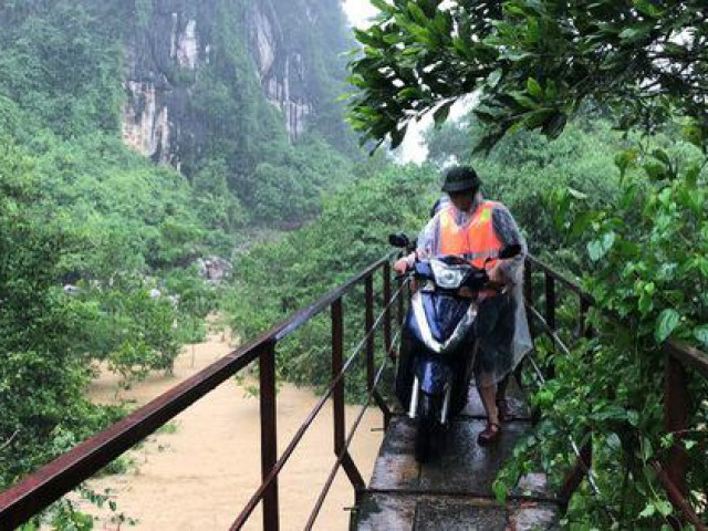 Quảng Bình: Nhiều bản làng bị cô lập, chia cắt do lũ lớn, hàng ngàn học sinh nghỉ học