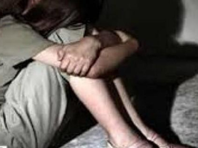 Hiếp dâm con riêng 14 tuổi của vợ hờ đến có thai