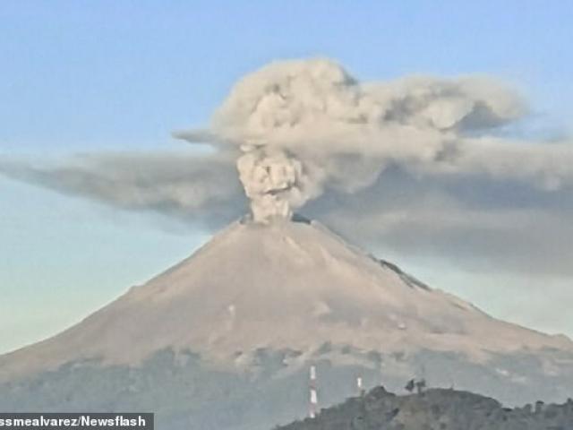 Núi lửa phun tro bụi hình đầu lâu ngay trước dịp lễ của người chết ở Mexico
