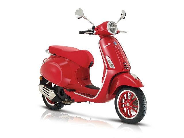 Ngắm Vespa Primavera RED đẹp nồng nàn, giá 109,36 triệu đồng